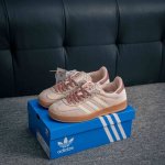 核心私 Adidas Originals Gazelle Indoor 三叶草复古防滑耐磨低帮板鞋 鞋款采用柔软的绒面革和耐用的皮革衬里融合在橡胶外底上 货号：