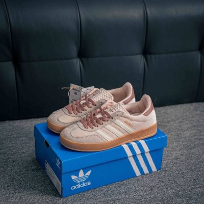 核心私 Adidas Originals Gazelle Indoor 三叶草复古防滑耐磨低帮板鞋 鞋款采用柔软的绒面革和耐用的皮革衬里融合在橡胶外底上 货号：
