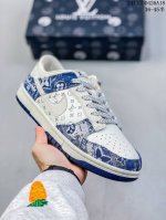 公司级带半码耐克nike Sb Zoom Dunk Low 板鞋 系列经典百搭休闲运动板鞋 鞋舌的填充，使舒适性大大提升，同时也更方便穿脱中底部分则加入了脚感柔