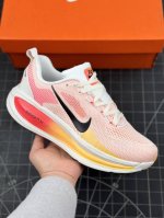 公司级nike Vomero 18 耐克 舒适减震防滑 低帮跑步鞋 全掌reactx泡绵中底 前掌和后跟还配备了air Zoom气垫单元 据说跑起来更快更舒适哦