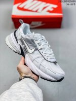 Nike V2K Runtekk 公司级版本 减震防滑复古低帮跑步鞋 材质上使用大面积网眼 皮革 Tpu 组成 支撑和透气性肯定不错 中底处由 Cushlon