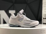 new Balance 2002R 复古单品 热门复古鞋型New Balance 2002R 近日又曝出一款全新配色并释出官图 整双鞋采用棕色和米色主打 非常适