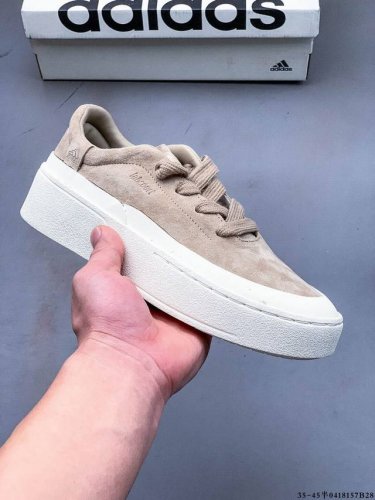 阿迪达斯Adidas Labcourt 百搭休闲板鞋 鞋面使用了绒毛麂皮 ，鞋面和鞋底连接处使用了包边处理，看起来更加精致有型;内里也使用了光滑的优质皮革，鞋垫