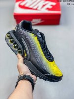 童鞋 Nike 耐克 Nike Air Max plus是Nike旗下另类鞋款的代表 Tn 它诞生于1996年 是第一款使用Tunedair气垫的跑鞋 其特点就