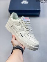 公司级耐克Nike Air Force 1’07 Low空军一号低帮百搭休闲运动板鞋。柔软、弹性十足的缓震性能和出色的中底设计，横跨复古与现代的外型结合，造就出