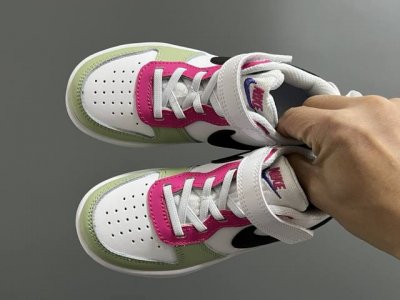 nk 小空军一号工装低帮魔术贴儿童板鞋小白鞋 Size：22–37.5码 经典百搭板鞋小白鞋，学生时代必备 低帮魔术贴设计，穿脱方便 橡胶大底，耐磨防滑