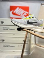 Nk Air Zoom pegasus 登月跑鞋 登月超轻网面跑步鞋 脚跟区域营造出色舒适度，而在鞋底部分，搭载全掌型Zoom Air配置耐克网面透气跑鞋Cz6