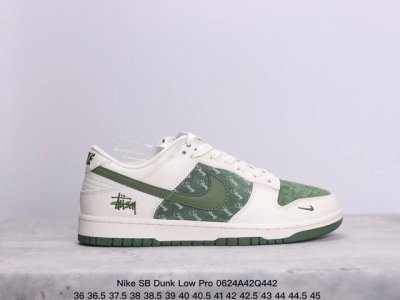 耐克nike Sb Dunk Low Pro 复古低帮 真标 休闲运动滑板板鞋。采用脚感柔软舒适zoomair气垫，有效吸收滑板等极限运动在落地时带来的冲击力，
