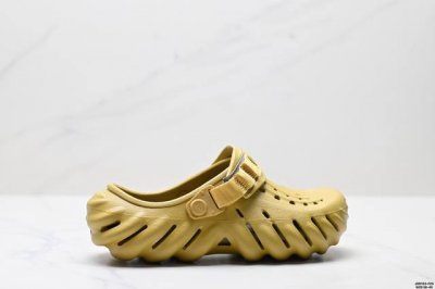 公司级Crocs卡骆驰 Eva 波波 防滑透气 运动凉鞋 一体成型鞋身的创新洞洞鞋 大胆的雕刻外观造型和运动灵感设计 活力十足 穿上它就是街头潮流的代表 变身时