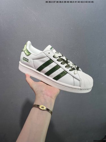核心私 公司级Ad Originals Superstar 经典复古贝壳头板鞋 Jp9310 诞生于1969年 是第一双将全皮面鞋 身与橡胶鞋头结合在一起的低帮