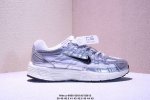 公司级耐克Nike P-6000 女子跑鞋内外侧都用了红色的钩子，采用透气材料，搭配匠心覆面，再现千禧年代的跑鞋风格，塑就大气外观。鞋款秉承 Nike Pega