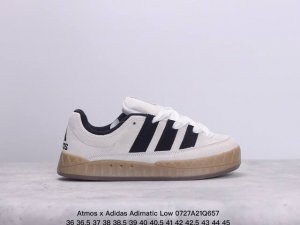 真标带半码 阿迪达斯 鲨鱼面包鞋 新联名开启,日本知名球鞋店铺atmos X Adidas Adimatic Low马蒂奇系列低帮复古鲨鱼面包休闲运动休闲滑板板