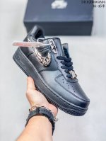 公司级耐克nike Air Force 7 空军一号低帮百搭休闲运动板鞋。柔软、弹性十足的缓震性能和出色的中底设计，横跨复古与现代的外型结合，造就出风靡全球三十