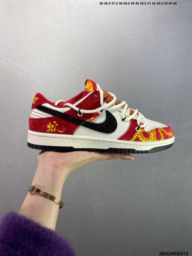 340 公司级Nike Dunk Low 蛇年限定 白红黑勾 此款主张打破传统的工业化流水线设计限制，以Made By Ideas的超级创意为理念，集结众多潮流