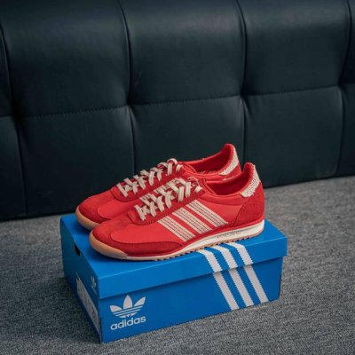 核心私 Adidas Originals Sl 72 Og 超轻便透气复古慢跑鞋 鞋头的设计饱满圆润 鞋面是翻毛皮和尼龙材质结合 上脚舒适柔软 橡胶大底非常耐磨