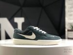 耐克 Nike Sb Force 58是一款将前沿创新带入街头的单品，它具有硫化杯底，具有出色的耐用性和灵活性。使用帆布和绒面革，在饰面上放置通风口，它自始至终