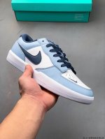 耐克Nike Sb Force 58是一款将前沿创新带入街头的单品，它具有硫化杯底，具有出色的耐用性和灵活性。使用帆布和绒面革，在饰面上放置通风口，它自始至终都