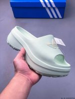 阿迪达斯 Adidas Adifom 夏季沙滩涉水百搭休闲拖鞋 露趾凉拖鞋 超厚底增高男女鞋凉拖鞋。采用超轻95% 注塑 Eva塑料,5%泡沫塑料发泡缓震物料成