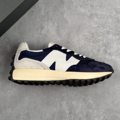 本地 核心私 New Balance 327系列复古休闲运动慢跑鞋 #以纯粹的复古风格设计打造的全新造型。侧身还以解构设计，将 N 字标志以做旧压花样式呈现，样