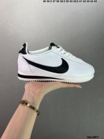 原楦开发版型#斜纹过胶工艺 耐克Nike Classic Cortez 经典阿甘休闲跑步鞋。纯粹而执着的精神，使得Cortez种在了一代人的心里，无论是否喜欢它