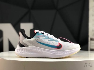 真标 耐克 Nike Zoom Winflo 7代轻质透气休闲运动跑步鞋。采用了后掌气垫 Air-Zoom 的设计，升级中底为Cushlon St，材质上更显得
