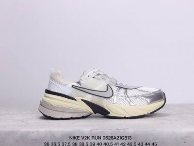 公司级耐克nike V2K Run跑步鞋复古风潮 网面透气运动鞋 灰银紧致的鞋面材质提供良好的包裹性鞋侧 Swoosh以及鞋头部分搭配增添不少亮点的镀铬细节鞋垫