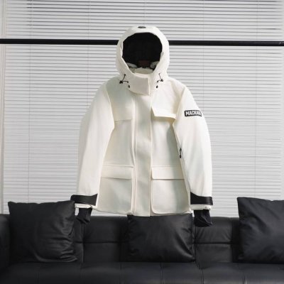 顶级版本 迈凯奇 女士 滑雪羽绒服 Size：XS S M 颜色：薰衣草紫 黑色 象牙白 Mackage是来自加拿大蒙特利尔的高端奢华服饰品牌，创立于1999年