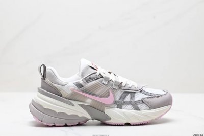 270 公司级耐克Nike V2K Run跑步鞋复古风潮 网面透气运动鞋 灰银紧致的鞋面材质提供良好的包裹性鞋侧 Swoosh以及鞋头部分搭配增添不少亮点的镀铬