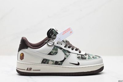 公司级耐克Nike Air Force 1“07空军一号低帮百搭休闲运动板鞋。柔软、弹性十足的缓震性能和出色的中底设计，横跨复古与现代的外型结合，造就出风靡全球