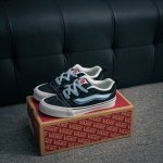核心私 新配色出货啦！！！ 全新Vans Knu Skool黑色浅蓝饰条板鞋，面包鞋低帮设计，舒适防滑，男女同款。经典配色，时尚百搭，适合四季穿着。 尺码：35