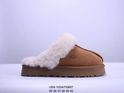Ugg 雪地靴 棉拖 女鞋广东原产，采用tpu模压鞋面内嵌人造卷曲羊毛，鞋面具有防水功能，选用7毫米uggpure 植入式羊毛里衬与可拆卸的uggpure 植入