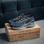 耐克 Nike Pegasus Trail 5 Gtx 越野登山跑步鞋登月兼顾迅疾外观和稳固脚感 后跟覆面和中足动态支撑巧妙融合 缔造稳定顺畅的迈步体验官方 货
