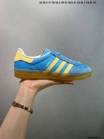 阿迪达斯 Adidas Originals Gazelle Indoor复古三叶草防滑透明橡胶板鞋经典运动鞋。这款经典鞋,忠于原版设计,缀撞色三条纹和鞋跟饰片。