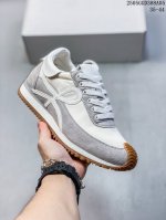 loewe罗意威 Ballet Runner 小牛皮 圆头系带 低帮 生活休闲鞋 罗意威全新版大头运动鞋Ballet Runner ，以其独特的设计和舒适度赢得