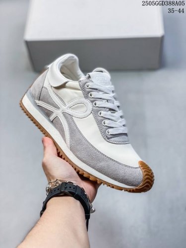 loewe罗意威 Ballet Runner 小牛皮 圆头系带 低帮 生活休闲鞋 罗意威全新版大头运动鞋Ballet Runner ，以其独特的设计和舒适度赢得