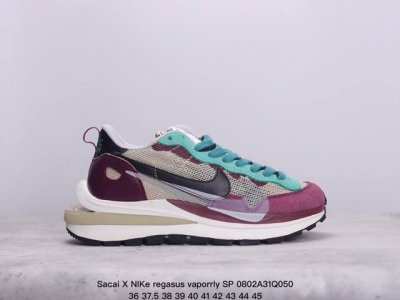 耐克sacai X Nike Regasus Vaporrly Sp 华夫双勾三代3.0走秀 鞋身材质由翻毛皮和透气网布共同打造。熟悉的解构手法、重叠swoos