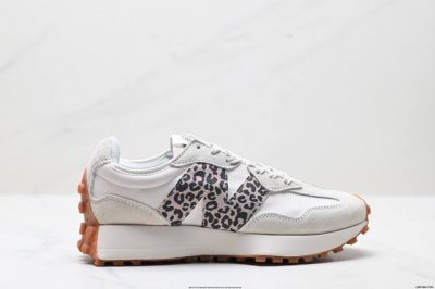 真标New Balance Ms327 复古休闲运动慢跑鞋 以更纯粹的复古风格设计打造的全新造型 侧身还以解构设计 将 N 字标志以做旧压花样式呈现 官方货号: