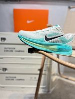 230 Nike Vomero 18 耐克 舒适减震防滑 低帮跑步鞋 全掌Reactx泡绵中底 前掌和后跟还配备了Air Zoom气垫单元 据说跑起来更快更舒适
