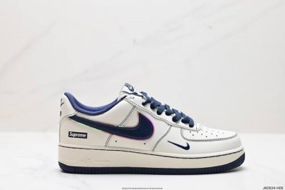 公司级耐克nike Air Force 1 Low Supreme联名空军一号低帮百搭休闲运动板鞋。柔软、弹性十足的缓震性能和出色的中底设计，横跨复古与现代的外