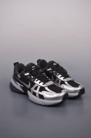 230 Nike V2K Runtekk 纯原版本 减震防滑复古低帮跑步鞋 材质上使用大面积网眼 皮革 Tpu 组成 支撑和透气性肯定不错 中底处由 Cush
