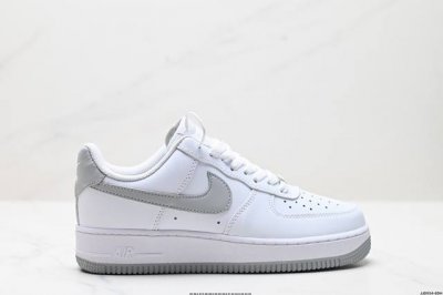 220 真标耐克Nike Air Force 1“07空军一号低帮百搭休闲运动板鞋。柔软、弹性十足的缓震性能和出色的中底设计，横跨复古与现代的外型结合，造就出风