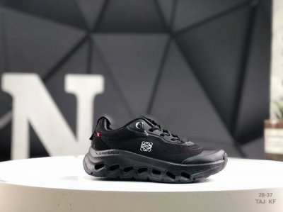 120儿童精品童鞋 童鞋 Loewe X On昂跑Cloud Tilt 罗意威 联名轻量运动休闲鞋！脚感很舒服，鞋底柔软且包裹性好，上脚显腿长，不用系鞋带很方便