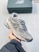 新百伦New Balance 系列 复古休闲跑步鞋 U Rc 鞋面的柔软麂皮搭配尼龙网布，特别透气而且还复古感，不管是搭配牛仔裤还工装裤都是百搭！ 码数：36