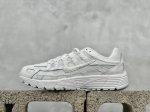 耐克 Nike P-6000 复古技科个性运动老爹鞋。该鞋款鞋采面用纵横交错的覆面，重现 2000 年代鞋跑风格，同时搭配震缓鞋垫，带来舒的适步履体验。Nike