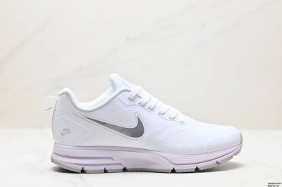 公司级耐克nike Zoom Pegasus 26X 登月透气缓震疾速跑鞋。在鞋底部分，搭载全掌型zoom Air配置，锐意革新缓震系统，缔造平稳顺畅的自然步履