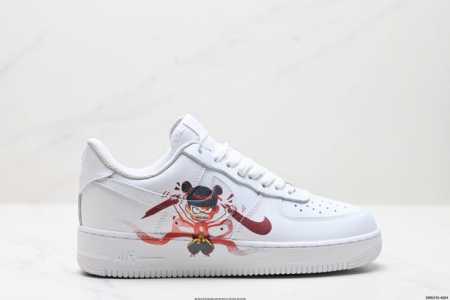 真标耐克Nike Air Force 1“07空军一号低帮百搭休闲运动板鞋。柔软、弹性十足的缓震性能和出色的中底设计，横跨复古与现代的外型结合，造就出风靡全球三 - 点击图像关闭