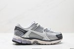 公司级耐克Nike Zoom Vomero 5 马拉松复古跑五代休闲运动慢跑鞋 采用环保纤维革饰片组合网眼布鞋面材质 升级正确后跟Tpu加固 耐弯折热塑框架支撑