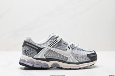 公司级耐克Nike Zoom Vomero 5 马拉松复古跑五代休闲运动慢跑鞋 采用环保纤维革饰片组合网眼布鞋面材质 升级正确后跟Tpu加固 耐弯折热塑框架支撑