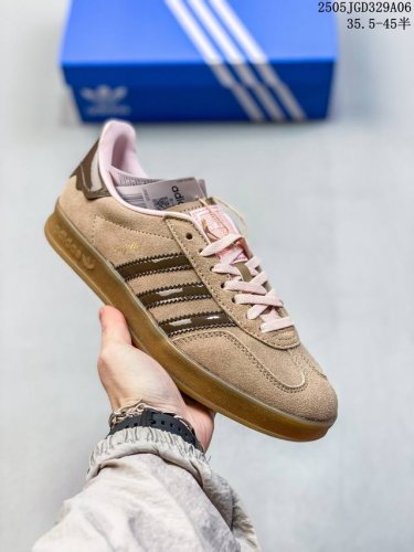 公司级 阿迪达斯 Adidas Originals Gazelle Indoor复古三叶草防滑透明橡胶板鞋经典运动鞋。这款经典鞋,忠于原版设计,缀撞色三条纹和鞋