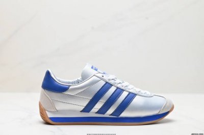 公司级阿迪达斯 Adidas Wb Country 生胶底 秀气大方的鞋型 气质修身。以现代设计融合复古跑步和足球风，采用锦纶和绒面革鞋面，灵感源自70年代 C